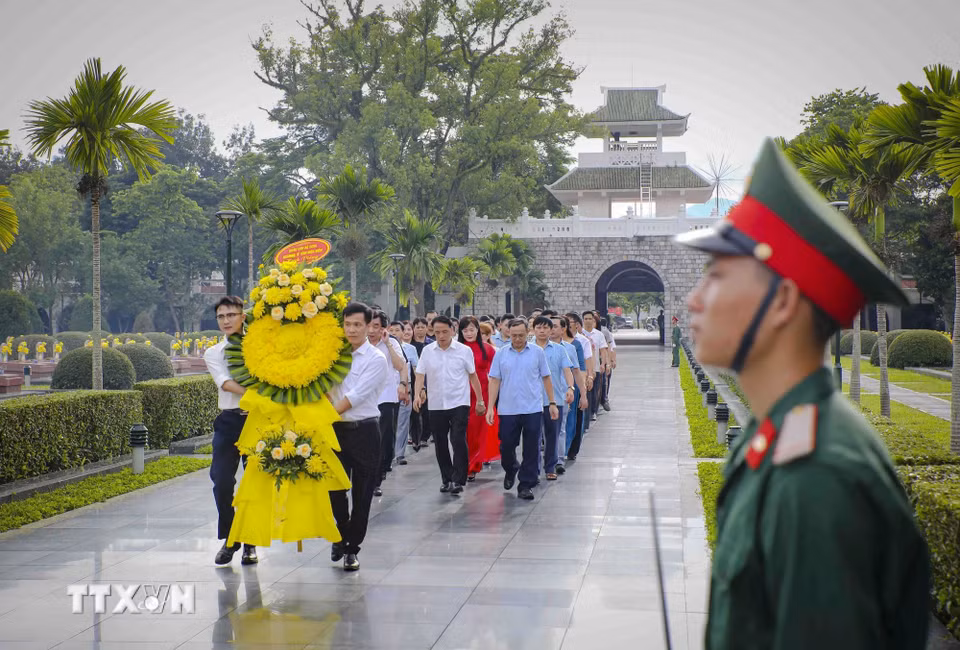 Những ngày tháng Bảy có nhiều đơn vị, nhân dân đến các Anh hùng, liệt sỹ tại Nghĩa trang Liệt sỹ Quốc gia A1. (Ảnh: Xuân Tư/TTXVN)