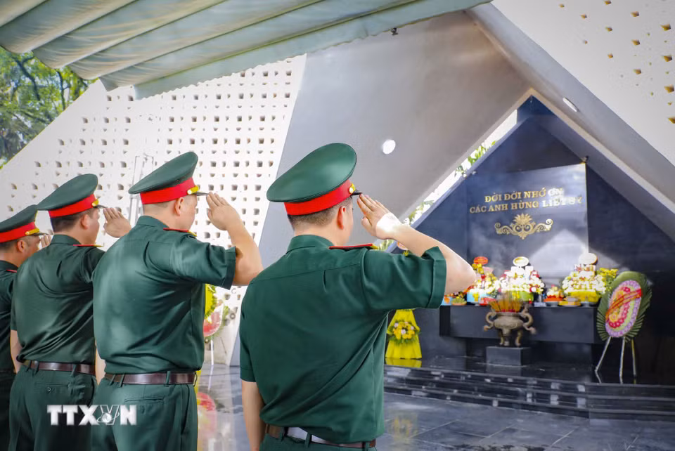 Nhà tưởng niệm các Anh hùng liệt sỹ nằm ở trung tâm Nghĩa trang Liệt sỹ Quốc gia A1. (Ảnh: Xuân Tư/TTXVN)