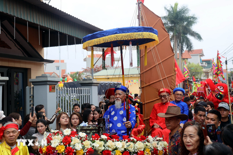 Kiệu rước của cụ ông Vũ Văn Oanh, phường Phong Cốc (tỉnh Quảng Ninh), rất độc đáo được làm từ chiếc thuyền nan kèm cánh buồm nâu, kết hoa xung quanh. (Ảnh: Đức Hiếu/TTXVN)