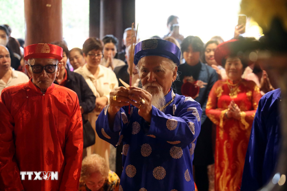 Các cụ thượng thọ tròn 80, 90, 100 tuổi làm lễ tế tại miếu Tiên Công. (Ảnh: Đức Hiếu/TTXVN)