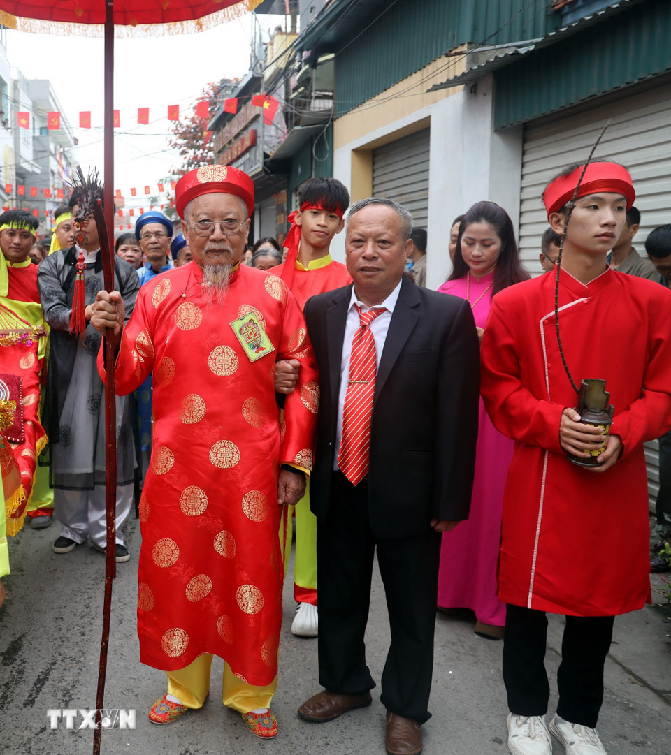 Cụ Vũ Văn Hài, 90 tuổi, phường Phong Cốc, tỉnh Quảng Ninh, được con cháu rước lên miếu Tiên Công. (Ảnh: Đức Hiếu/TTXVN)