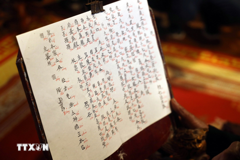 Một bản Tiên Chỉ chữ Nôm được đọc tại miếu Tiên Công ca ngợi công lao, chúc sức khỏe, chúc gia đình, dòng họ cụ thượng làm ăn phát đạt, gặp nhiều may mắn. (Ảnh: Đức Hiếu/TTXVN)