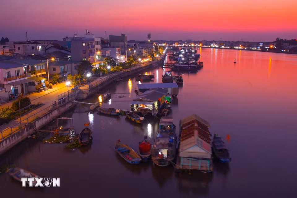 Khi những dãy nhà ven sông ngày càng khang trang, những bờ kè được xây dựng vững chãi, thì hình ảnh những chiếc xuồng ghe còn lại ở chợ nổi Cái Răng càng thêm nổi bật. (Ảnh: Duy Khương/TTXVN)