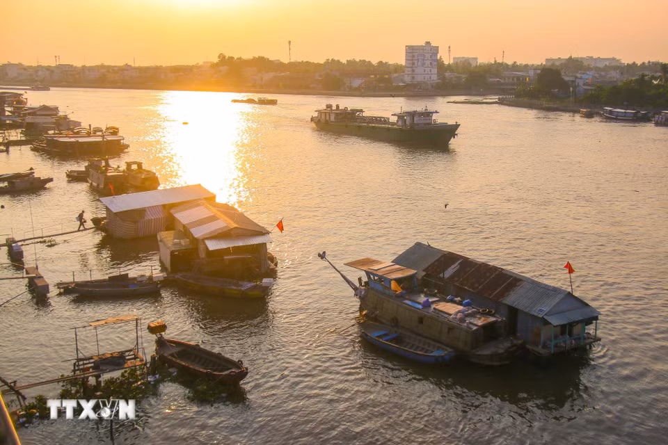 Chợ nổi Cái Răng đang là một phần ký ức văn hóa của vùng sông nước. (Ảnh: Duy Khương/TTXVN)