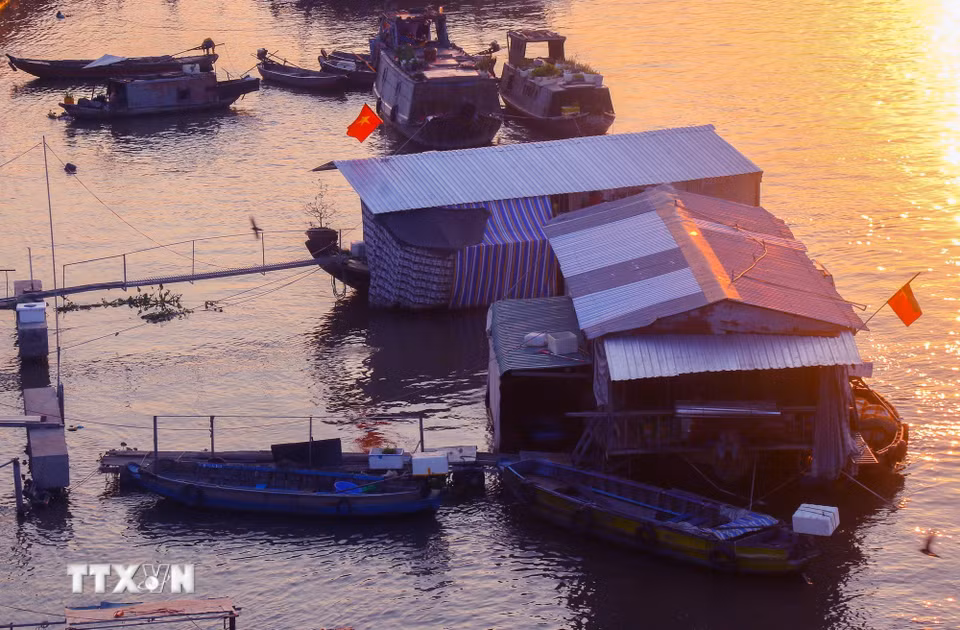 Giữa dòng sông lững lờ, vài chiếc ghe thuyền neo đậu, xuôi ngược mang đặc trưng vùng Nam Bộ. (Ảnh: Duy Khương/TTXVN)