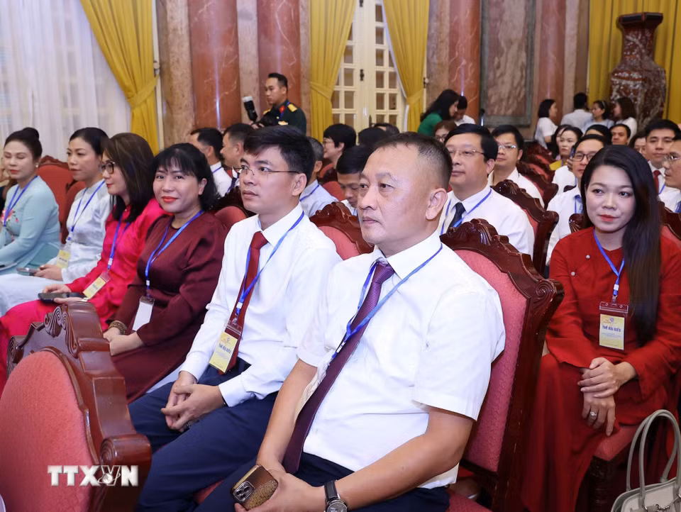 Các nhà báo tiêu biểu tham dự cuộc gặp mặt. (Ảnh: Văn Điệp/TTXVN)