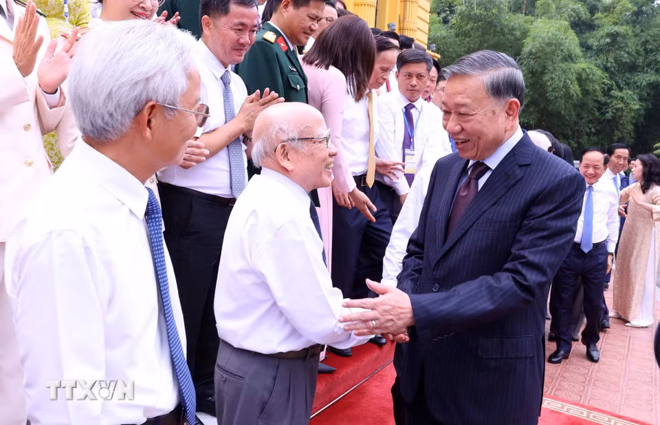 Bet8801234.com cá cược độc quyền, Chủ tịch nước Tô Lâm với các nhà báo tiêu biểu. (Ảnh: Văn Điệp/TTXVN)
