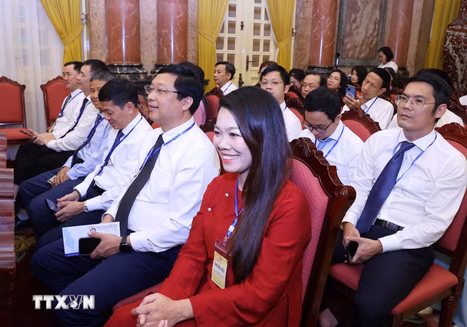 Các nhà báo tiêu biểu tham dự cuộc gặp mặt. (Ảnh: Văn Điệp/TTXVN)