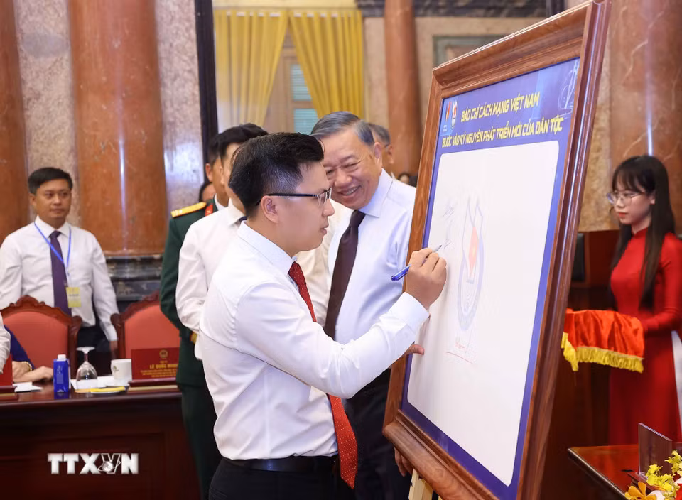 Các nhà báo tiêu biểu ký lưu niệm vào biểu trưng của Hội Nhà báo Việt Nam. (Ảnh: Văn Điệp/TTXVN)