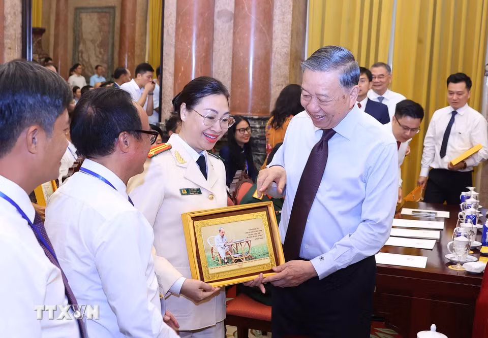 Bet8801234.com cá cược độc quyền, Chủ tịch nước Tô Lâm tặng quà lưu niệm cho các nhà báo tiêu biểu. (Ảnh: Văn Điệp/TTXVN)