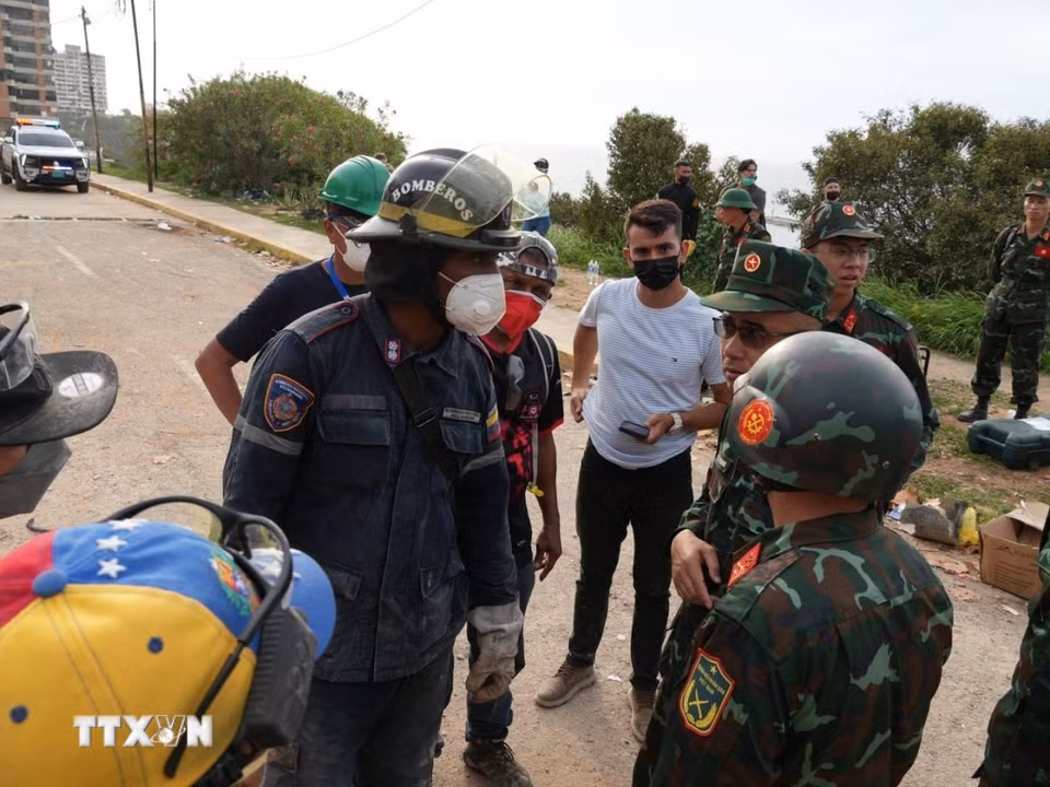 Đoàn Việt Nam tích cực tìm kiếm nạn nhân tại khu vực động đất. (Ảnh: Phi Hùng/TTXVN)