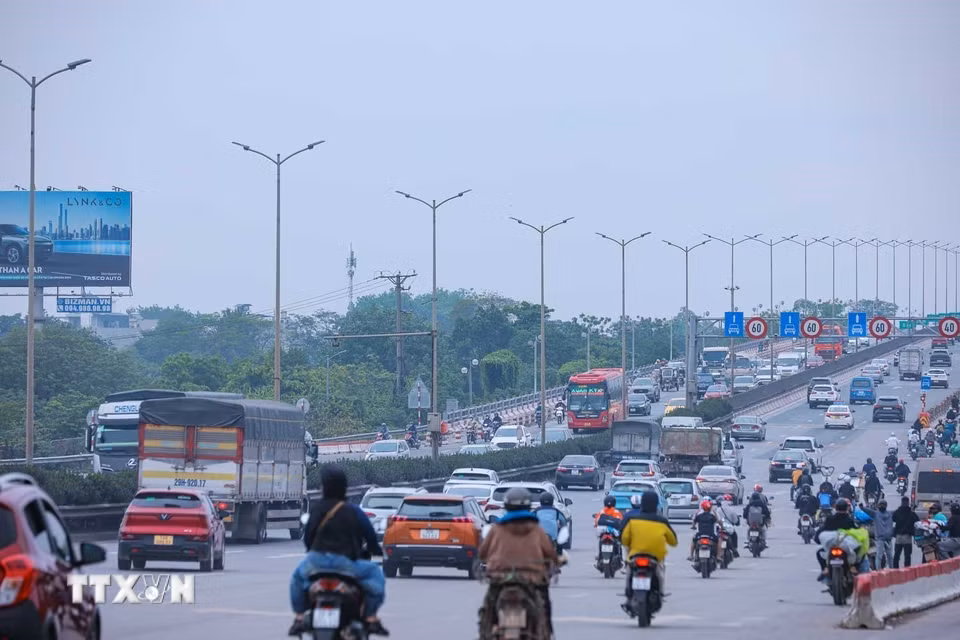 Lưu lượng phương tiện đi vào trung tâm Hà Nội từ hướng cầu Thanh Trì tăng nhanh so với những ngày nghỉ lễ. (Ảnh: Hoàng Hiếu/TTXVN)