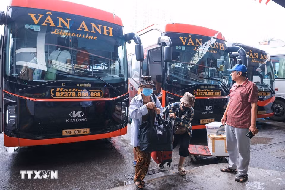 Hành khách từ các tỉnh về đến Bến xe Nước Ngầm (ảnh chụp lúc 7h55'). (Ảnh: Hoàng Hiếu/TTXVN)