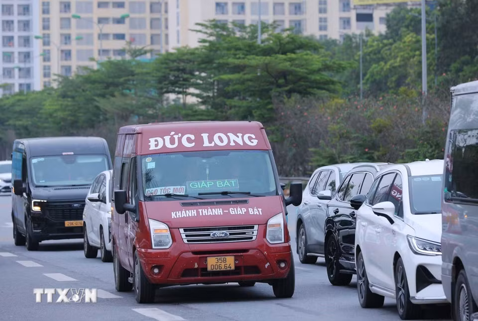 Lượng xe lưu thông trên đường cao tốc Pháp Vân - Cầu Giẽ đoạn đầu Công viên Yên Sở đã đông hơn ngày thường (ảnh chụp 8h15'). (Ảnh: Hoàng Hiếu/TTXVN)