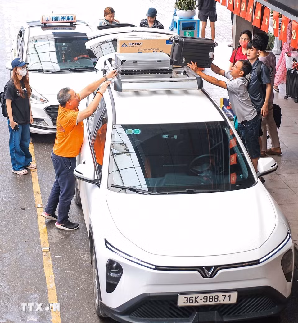 Hành khách xuống xe tại Bến xe Nước Ngầm, tiếp tục bắt xe di chuyển vào trung tâm Hà Nội (ảnh chụp lúc 7h52'). (Ảnh: Hoàng Hiếu/TTXVN)