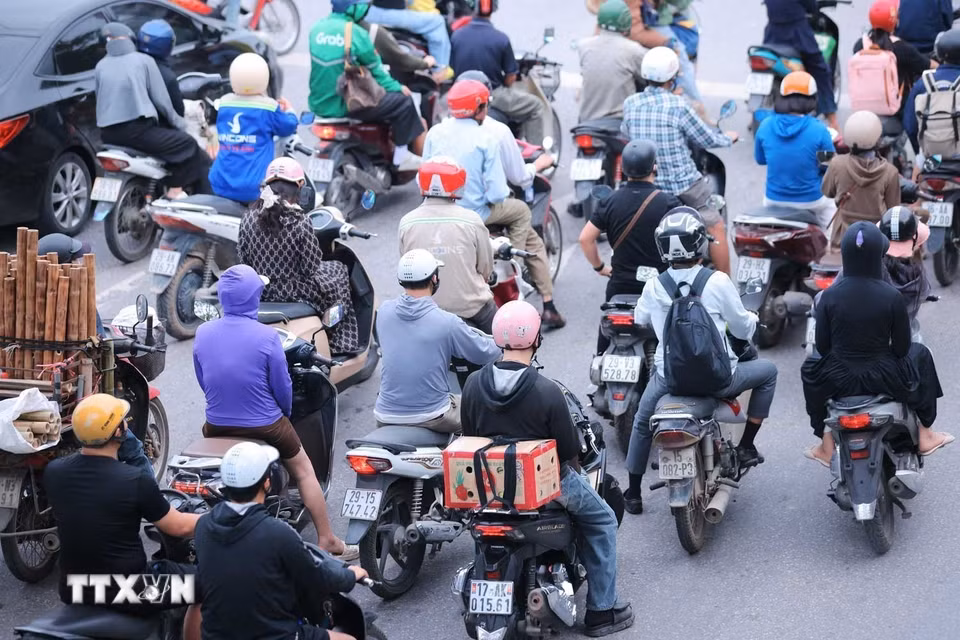 Trên tuyến đường Ngọc Hồi đi trung tâm Thành phố Hà Nội, lượng người và phương tiện gia tăng đột biến (ảnh chụp lúc 7h20'). (Ảnh: Hoàng Hiếu/TTXVN)