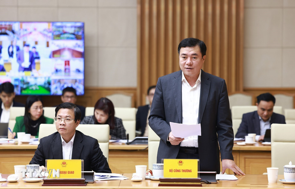 Thứ trưởng Bộ Công Thương Nguyễn Sinh Nhật Tân báo cáo công tác triển khai các cam kết, thỏa thuận trong các hoạt động kinh tế, thương mại. (Ảnh: Dương Giang/TTXVN)