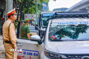 Sáng 20/4/2026, Tổ công tác Đội Cảnh sát giao thông số 7 phối hợp Công an phường Thanh Xuân tiếp cận, xử lý một trường hợp dừng xe sai quy định gây cản trở giao thông. (Ảnh: Trung Nguyên/TTXVN)