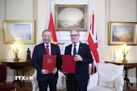 Tổng Bí thư Tô Lâm và Thủ tướng Liên hiệp Vương quốc Anh và Bắc Ireland Keir Starmer trao Tuyên bố chung về nâng cấp quan hệ Việt Nam-Anh lên Đối tác Chiến lược Toàn diện. (Ảnh: Thống Nhất/TTXVN)