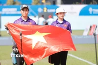 Hai VĐV Đặng Công Đức và Lê Phạm Vân Anh giành HCB nội dung cung 3 dây đôi nam nữ hỗn hợp. (Ảnh: Minh Quyết/TTXVN)