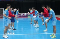 Đội tuyển futsal Việt Nam tập luyện trước trận tứ kết gặp đội chủ nhà Indonesia. (Ảnh: VFF/TTXVN phát)