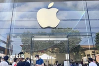 Một đại lý của Apple ở New York, Mỹ. (Ảnh: Kyodo/TTXVN)