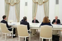 Tổng thống Nga Vladimir Putin trong cuộc gặp với đặc phái viên của Tổng thống Mỹ, ông Steve Witkoff và ông Jared Kushner tại Moskva ngày 2/12/2025. (Ảnh: AA/TTXVN)