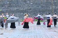 Tái hiện điệu múa truyền thống của dân tộc Mường tại Lễ hội Mợi, xã Mường Thải (Phù Yên). (Ảnh: Báo Sơn La)