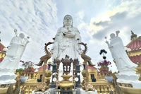 Tượng Phật Tổ A Di Đà uy nghi cao lớn, là điểm nhấn chính trong quần thể tượng của Chùa. (Ảnh: Thanh Sang/TTXVN)