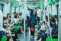 Trong tuần sau khi giá xăng tăng, lượng hành khách tăng rõ rệt, đặc biệt ở các điểm trung chuyển và khu vực đông dân cư, như tuyến Cát Linh – Hà Đông ghi nhận 276.686 lượt khách trong tuần sau khi giá xăng tăng, cao hơn mức 272.109 lượt của tuần trước, đạt 101,68%. (Ảnh: Hoàng Hiếu/TTXVN)