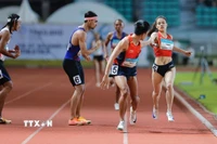 Các vận động viên đội tuyển điền kinh Việt Nam thi đấu xuất sắc nội dung hỗn hợp nam nữ 4x400m để giành Huy chương Vàng SEAGames 33. (Ảnh: Minh Quyết/TTXVN)