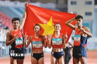 4 vận động viên Tạ Ngọc Tưởng, Nguyễn Thị Ngọc, Lê Ngọc Phúc và Nguyễn Thị Hằng giành HCV nội dung hỗn hợp nam nữ 4x400m, phá kỷ lục SEA Games. (Ảnh: Minh Quyết/TTXVN)