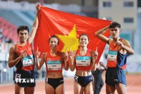 4 vận động viên Tạ Ngọc Tưởng, Nguyễn Thị Ngọc, Lê Ngọc Phúc và Nguyễn Thị Hằng giành HCV nội dung hỗn hợp nam nữ 4x400m, phá kỷ lục SEA Games. (Ảnh: Minh Quyết/TTXVN)