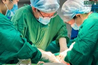 Bác sỹ Khoa Sản, Bệnh viện đa khoa Bình Dương, tiến hành mổ lấy thai cho sản phụ. (Ảnh: Bệnh viện cung cấp)