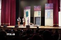 Vở kịch nói “Lá đơn thứ 72” trên sân khấu Đại học Tài chính ở Moskva. (Ảnh: Tâm Hằng/TTXVN)