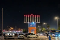 Trên các quảng trường và không gian công cộng, những mô hình Hanukkiah cỡ lớn bằng đèn trang trí trở thành điểm nhấn thị giác, thu hút người dân và du khách. (Ảnh: Thanh Bình/TTXVN)