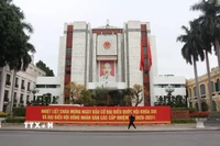 Khẩu hiệu chào đón sự kiện chính trị quan trọng của đất nước được lắp đặt tại trụ sở Hội đồng Nhân dân, Ủy ban Nhân dân thành phố Hà Nội. (Ảnh: Nguyễn Thắng/TTXVN)
