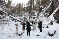 Du khách thích thú chụp ảnh dưới chân Trường Bạch Sơn. (Ảnh: Quang Hưng/TTXVN)