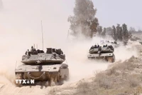 Xe quân sự Israel được triển khai gần biên giới với Dải Gaza ngày 20/5/2025. (Ảnh: THX/TTXVN)