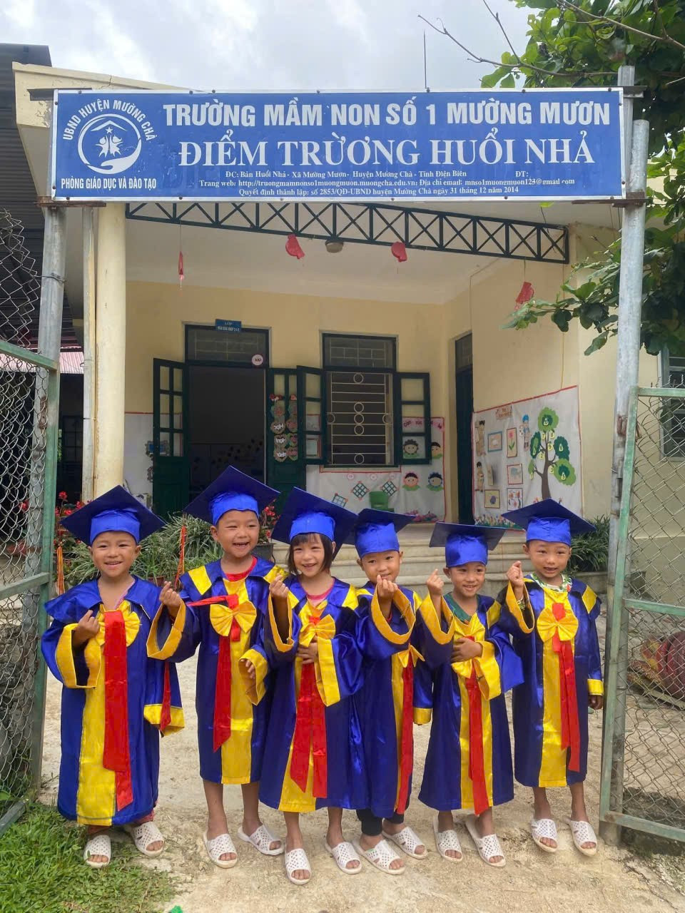 Những em bé Huổi Nhả tự tin sau khi tốt nghiệp lớp mẫu giáo, có thể đọc viết thành thạo chữ cái. (Ảnh: Khánh Ly/Vietnam+)