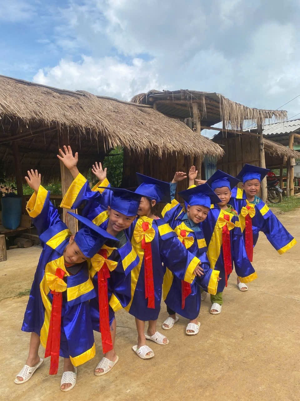 Các con được học tập, hát ca những bài hát yêu quê hương, đất nước. (Ảnh: Khánh Ly/Vietnam+)