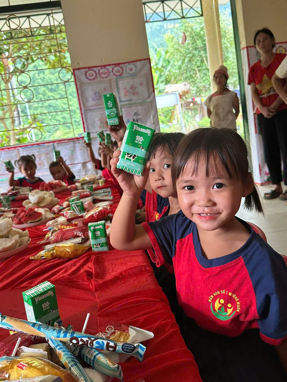 Nụ cười rạng rỡ của em bé Huổi Nhả khi nhận quà của các mạnh thường quân. (Ảnh: Khánh Ly/Vietnam+)