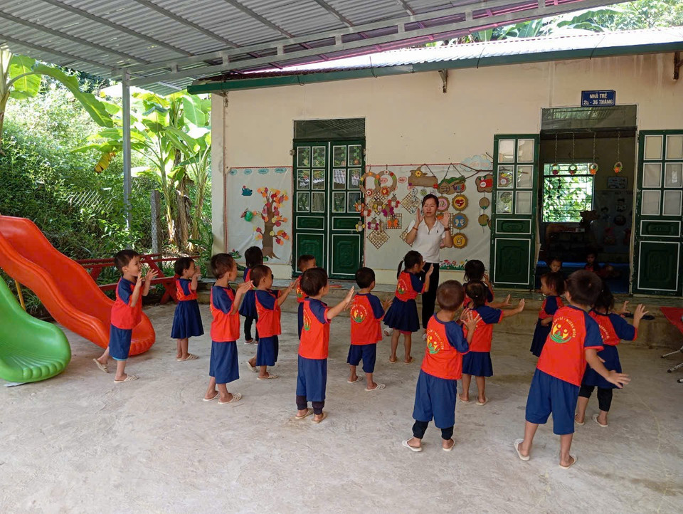 Cô giáo Lê Thị Kim Liên bắt đầu một ngày mới với bài thể dục buổi sáng rộn ràng của con trẻ ở Trường mầm non số 1 Mường Mươn (Điểm trường Huổi Nhả, tỉnh Điện Biên). (Ảnh: Khánh Ly/Vietnam+)