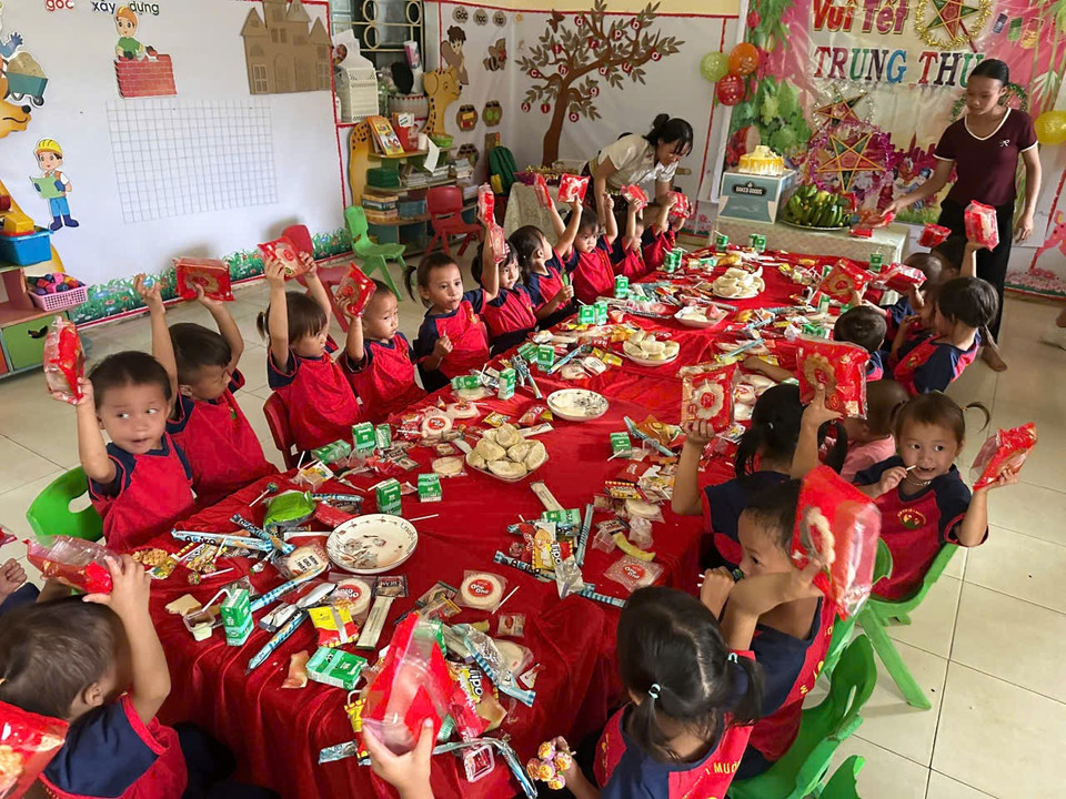 Cô giáo Lê Thị Kim Liên đồng hành với các em trong các hoạt động sinh hoạt văn nghệ, tổ chức Tết Trung thu, tạo nên những kỷ niệm đẹp thời thơ ấu. (Ảnh: Khánh Ly/Vietnam+)