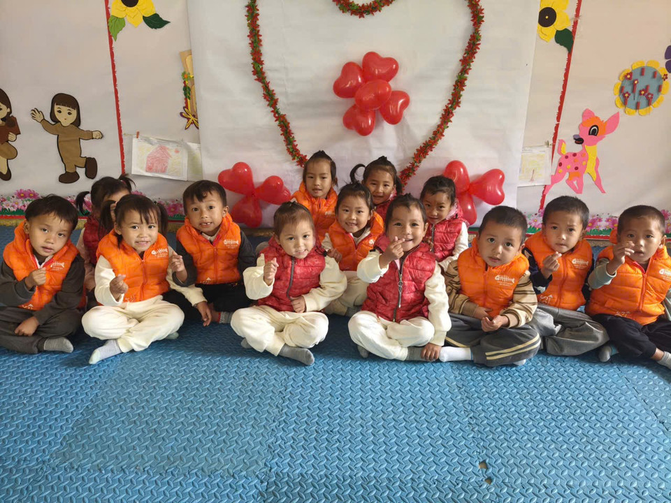 Những em bé Huổi Nhả được đến trường học chữ, “thả tim” vào những yêu thương của cuộc đời tươi đẹp. (Ảnh: Khánh Ly/Vietnam+)