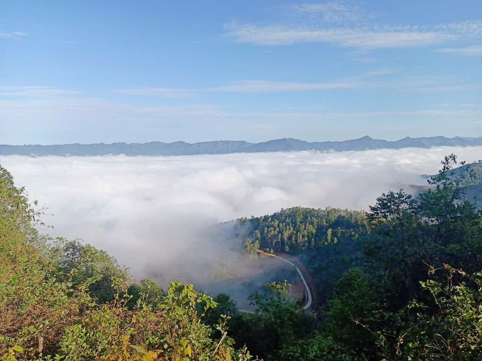 Bản Huổi Nhả (xã Mường Pồn, tỉnh Điện Biên) một sớm mai giữa đất trời Tây Bắc bao la. (Ảnh: Khánh Ly/Vietnam+)