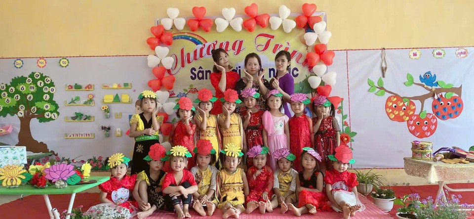 Cô giáo Lê Thị Kim Liên đồng hành với các em trong các hoạt động sinh hoạt văn nghệ, tổ chức Tết Trung thu, tạo nên những kỷ niệm đẹp thời thơ ấu. (Ảnh: Khánh Ly/Vietnam+)