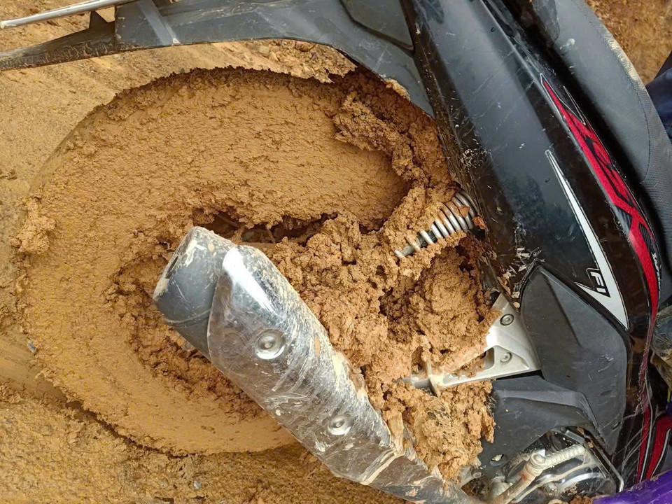 Vất vả, gian nan nhưng không chùn chân, lùi bước, bùn đất không cản được bước chân của cô giáo “dành cả thanh xuân để bám Bản”. (Ảnh: Khánh Ly/Vietnam+)