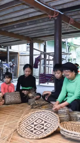 Nghề đan lát của người Tày, tỉnh Lào Cai được truyền lại như một cách để gìn giữ văn hóa đậm đà bản sắc dân tộc. (Nguồn: Vietnam+)