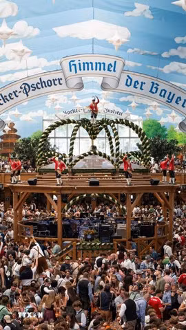 Người dân và du khách đổ về lễ hội bia Oktoberfest ở thành phố Munich, Đức. (Ảnh: THX/TTXVN phát)